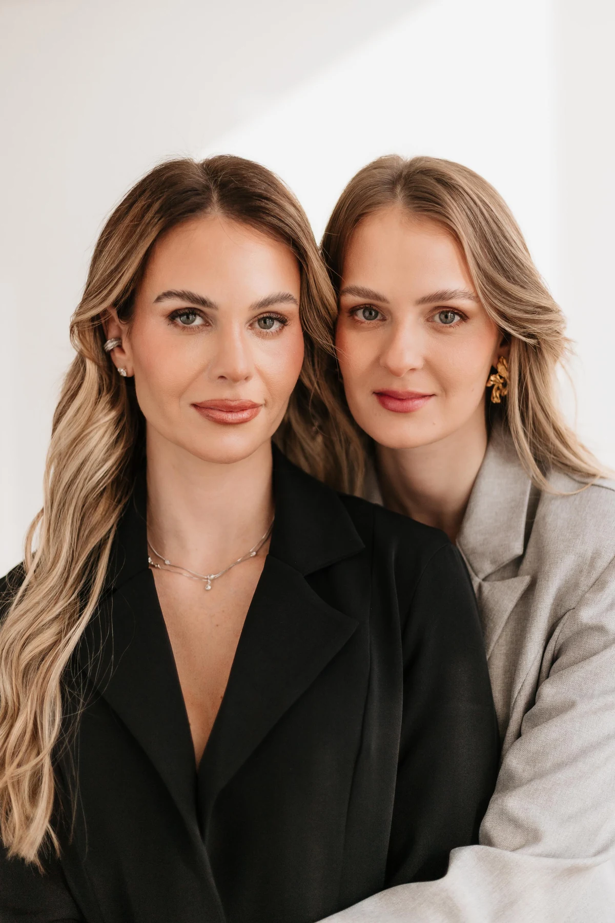 Dra. Tainá Tolotti e Dra. Tais Tolotti, cirurgiãs-dentistas da Clínica Tolotti