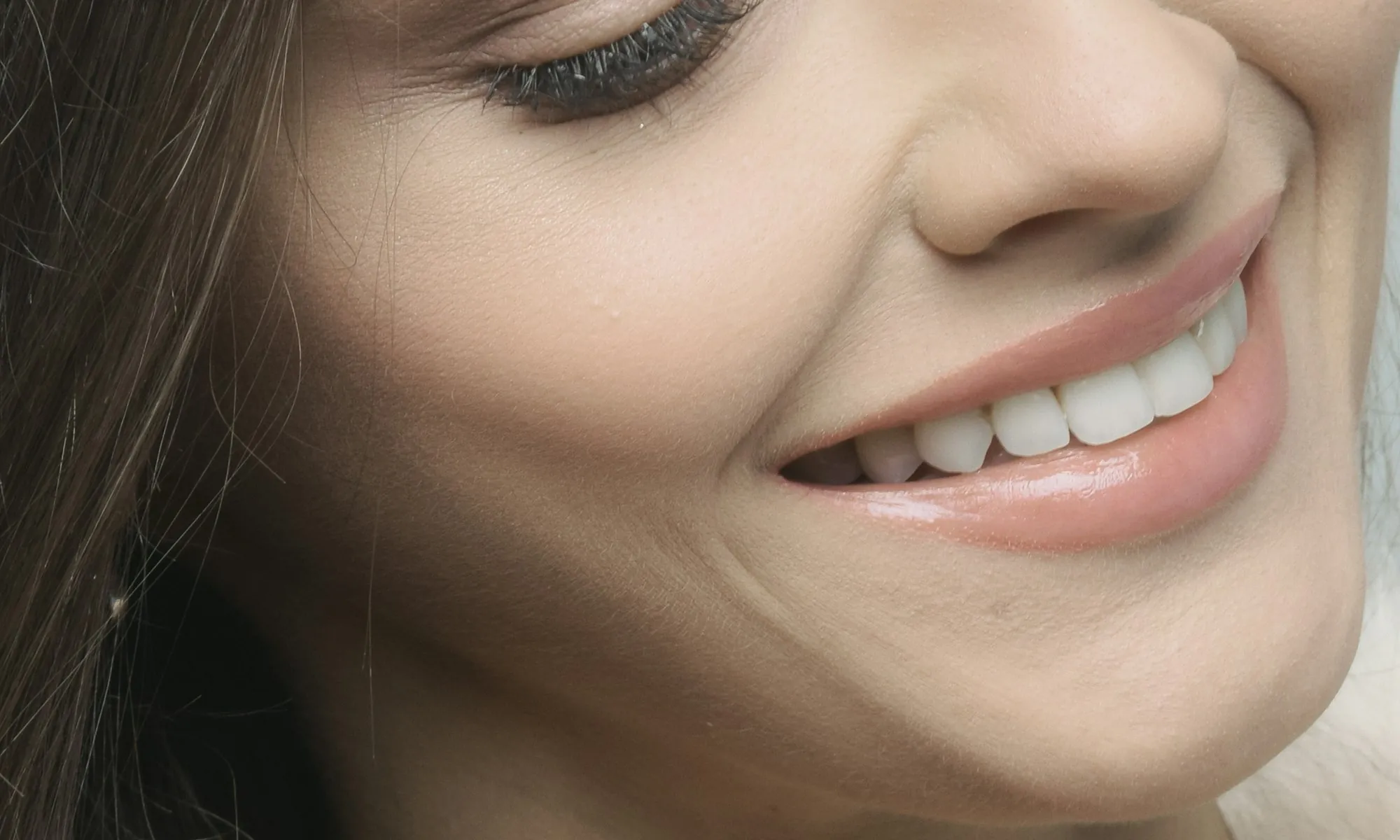 Sorriso saudável e natural em primeiro plano